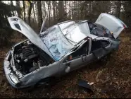 O krok od tragedii... Renault zatrzymało się na drzewach